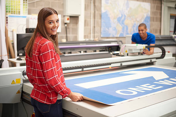 młoda kobieta działa na cyfrowe drukarki - printing press design computer graphic printer zdjęcia i obrazy z banku zdjęć
