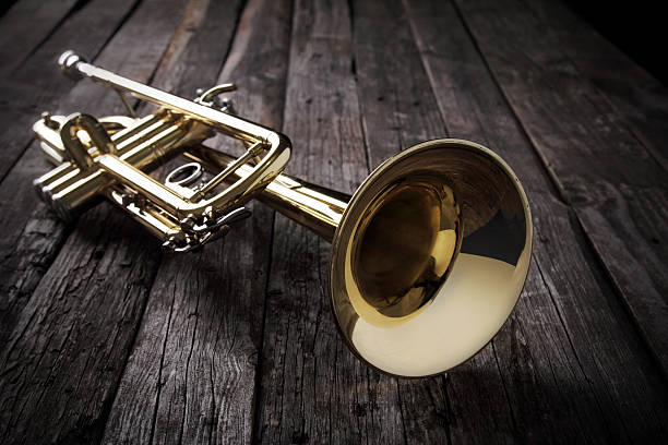 trompete na mesa de madeira velha - jazz music trumpet valve - fotografias e filmes do acervo