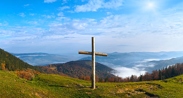 крест на горы и солнце - cross autumn sky beauty in nature стоковые фото и изображения