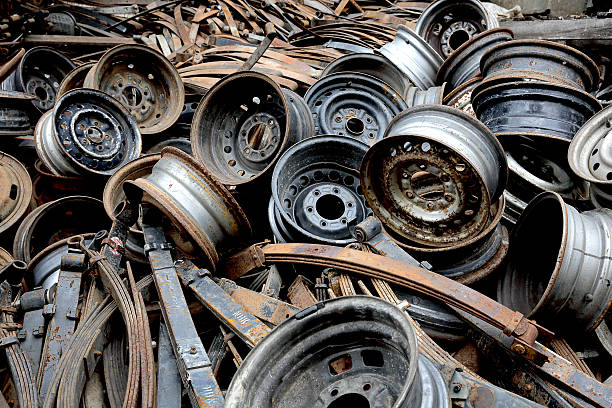 古いスペア部品の自動車 - car old rusty scrap metal ストックフォトと画像