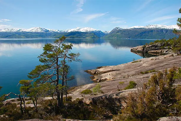 An overview of a Norwegian fjord. Panorama di un fiordo norvegese