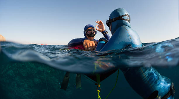 freedivers - boia equipamento de desporto aquático - fotografias e filmes do acervo