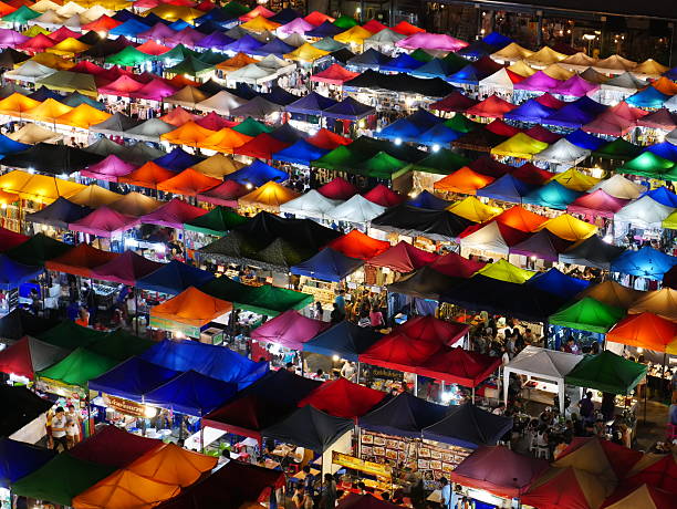 mercado noturno de trem de bangkok. - indigenous culture famous place thailand bangkok - fotografias e filmes do acervo