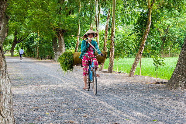 in bicicletta di equitazione donna - women large build gardening outdoors foto e immagini stock