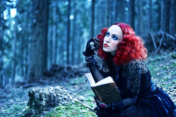 ведьма в лесу rading book. хэллоуин тема - музыка для трейлера стоковые фото и изображения