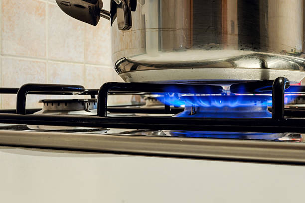 placa de cozinha: cooktop-gás stovetop queimadura à luz de fundo - natural gas gas burner flame imagens e fotografias de stock