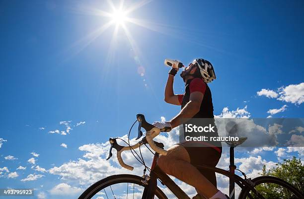 Radfahrer Ausruhen Und Trinken Isotonische Drink Stockfoto und mehr Bilder von Radfahren - Radfahren, Sportgetränk, Trinken