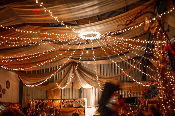 guirnaldas de luces en una fiesta - wedding venue fotografías e imágenes de stock