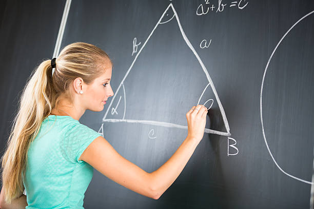 뽀샤시 젊은 교사 쓰기 굴절률은 blackboard - blackboard black tall education 뉴스 사진 이미지