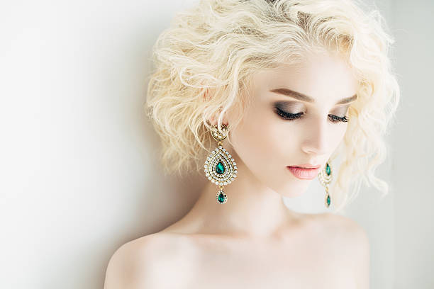 bella donna con splendidi orecchini e acconciatura - glamour blond hair beauty women foto e immagini stock