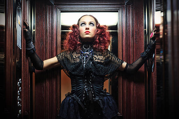 ведьма в лифте. хэллоуин тема - музыка для трейлера стоковые фото и изображения