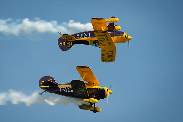 trig aerobatic el equipo - pitts fotografías e imágenes de stock