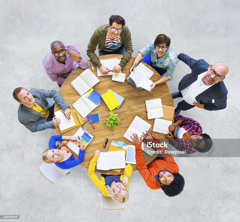 Grupo multiétnico de gente mirando hacia arriba - Foto de stock de Profesor libre de derechos