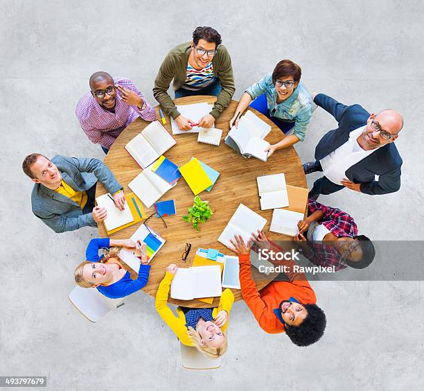 Grupo Multiétnico De Gente Mirando Hacia Arriba Foto de stock y más banco de imágenes de Profesor - Profesor, Reunión, Trabajo en equipo