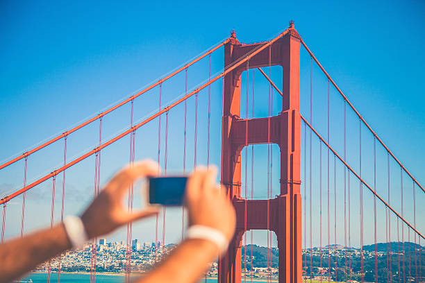 turistas tirando foto para a ponte golden gate - panoramic san francisco bay area golden gate bridge san francisco bay - fotografias e filmes do acervo