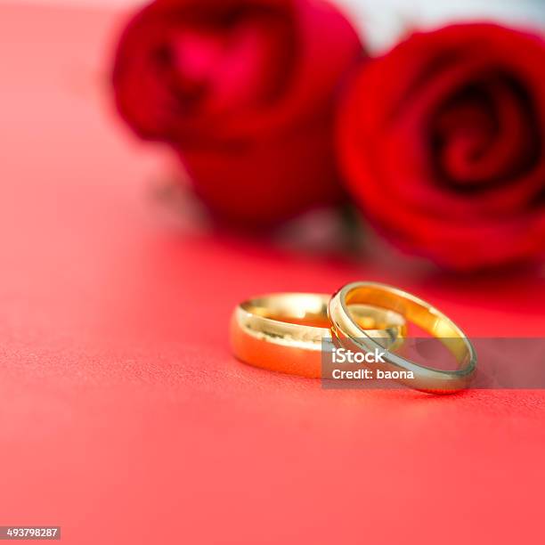 Rose Und Hochzeit Ringe Stockfoto und mehr Bilder von Ehering - Ehering, Gold - Edelmetall, Goldfarbig
