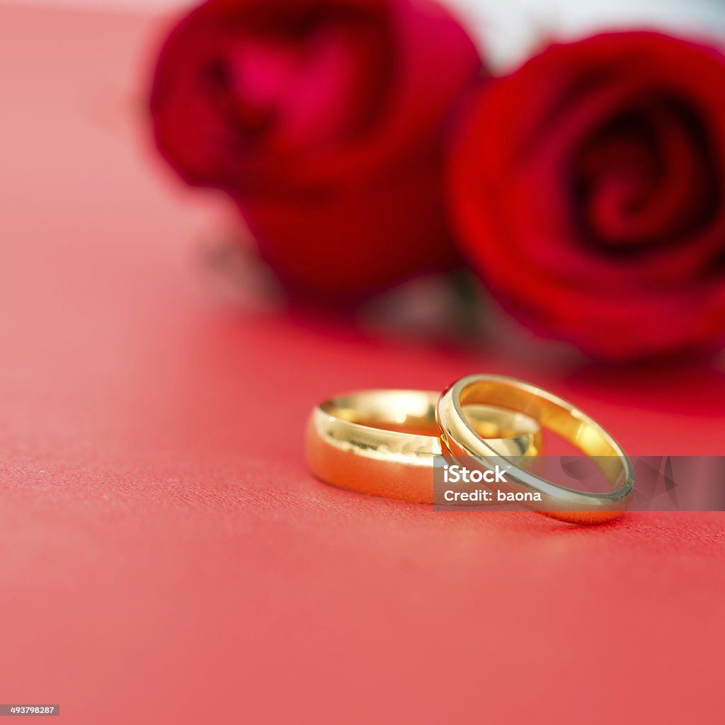 Rosas y anillos de boda - Foto de stock de Alianza - Anillo libre de derechos