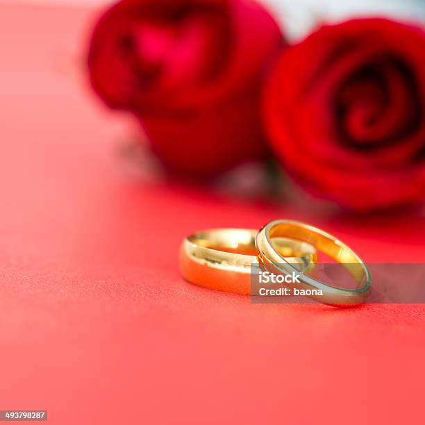 Rosas Y Anillos De Boda Foto de stock y más banco de imágenes de Alianza - Anillo - Alianza - Anillo, Dorado - Color, Oro - Metal