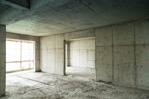 istock Abandoned building project -economic downturn 493799417