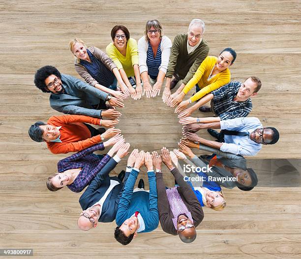 Luftaufnahme Der Multiethnische Menschen Bilden Kreis Der Hände Stockfoto und mehr Bilder von Kreis