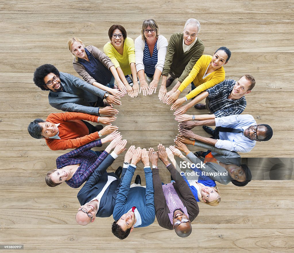 Vista aérea de multiétnica personas que forman círculo de manos - Foto de stock de Círculo libre de derechos