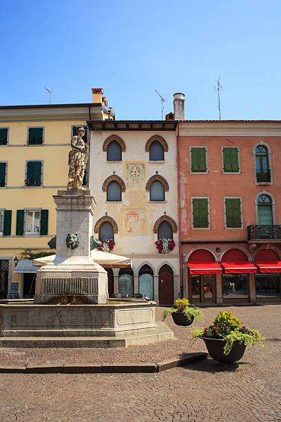paolo diacono square, cividale del friuli, italie - carole lombard photos et images de collection