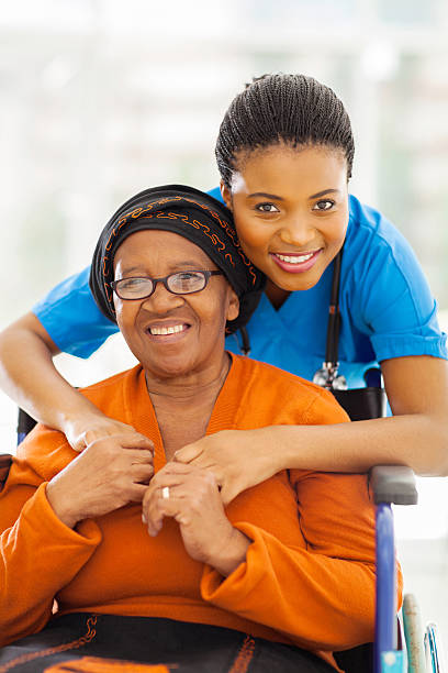 african 無効介護人の老人女性 - senior adult home caregiver care community outreach ストックフォトと画像