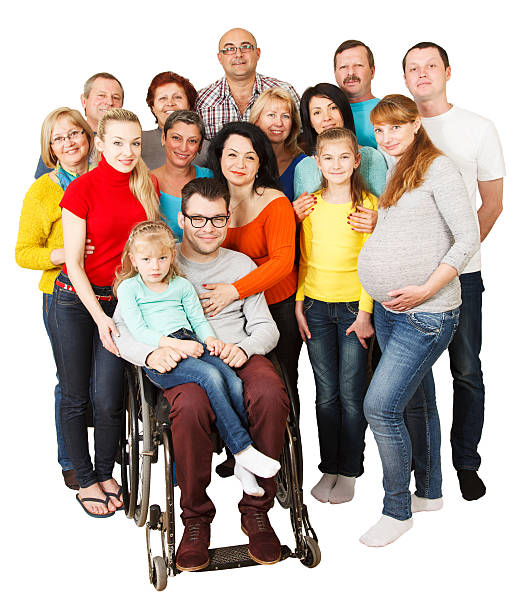 grande gruppo di gente felice sorridente e abbracciare. - senior adult wheelchair community family foto e immagini stock