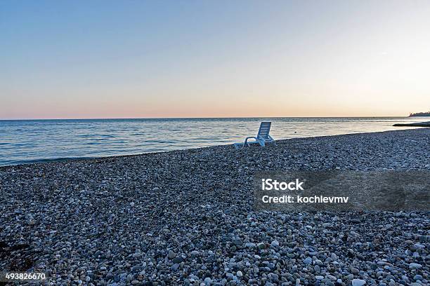 Cama Solar En Pebbly Beach Cerca Del Mar Al Atardecer Foto de stock y más banco de imágenes de 2015
