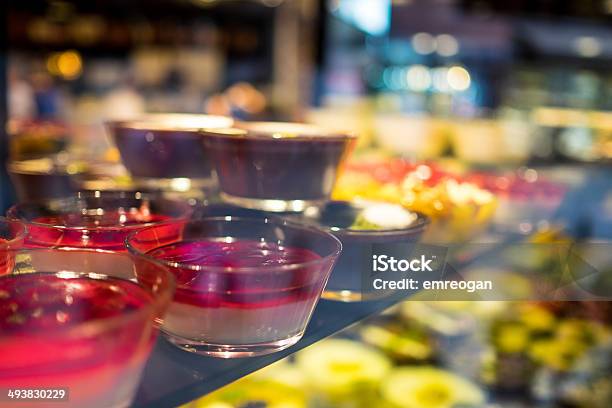 Foto de Bolos Assados e mais fotos de stock de Aniversário - Aniversário, Arranjo, Assado no Forno