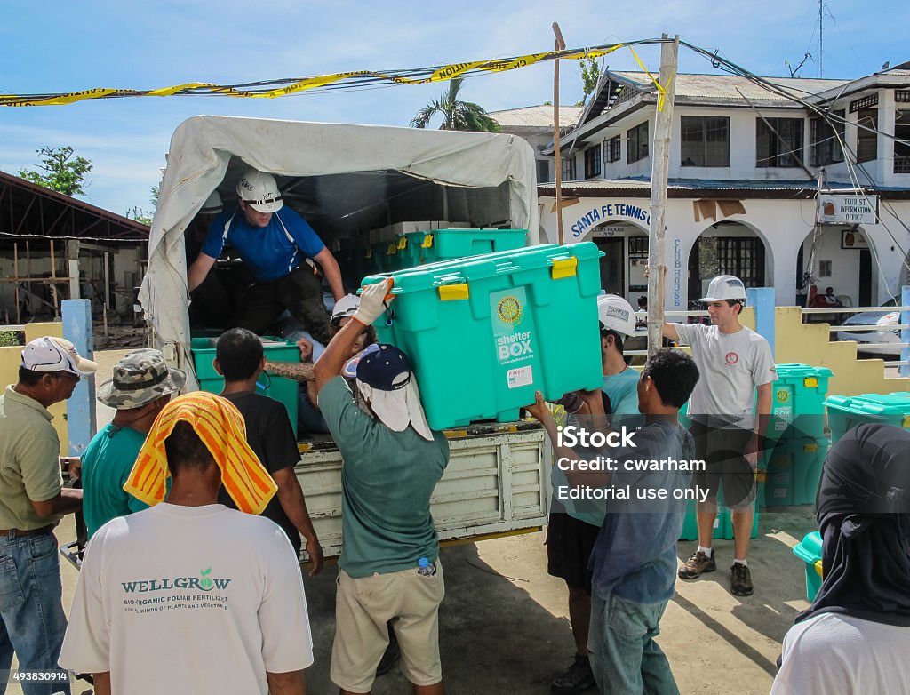 Gli aiuti umanitari lavoratori Caricamento ShelterBox tende - Foto stock royalty-free di Evento catastrofico