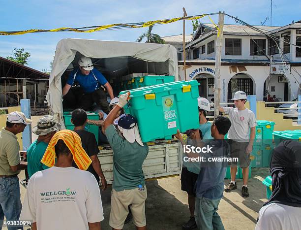 Gli Aiuti Umanitari Lavoratori Caricamento Shelterbox Tende - Fotografie stock e altre immagini di Evento catastrofico