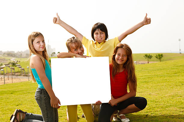 felizes amigos segurando white billbord. - billbord imagens e fotografias de stock