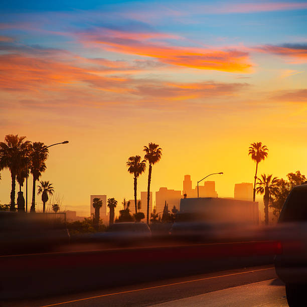 la los angeles sonnenuntergang skyline mit verkehr kalifornien - traffic street city of los angeles los angeles county stock-fotos und bilder