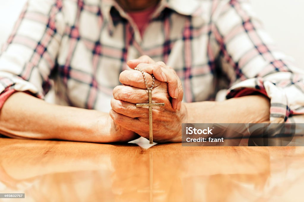 Rezar - Foto de stock de 60-69 años libre de derechos