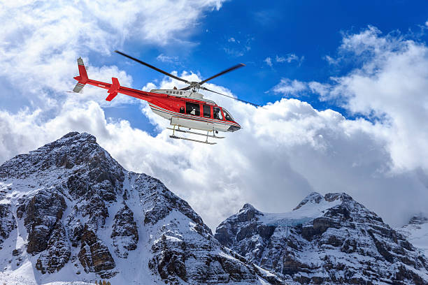 헬리콥터가 assiniboine 산장형 및 magog 레이브 - rescue helicopter mountain snow 뉴스 사진 이미지