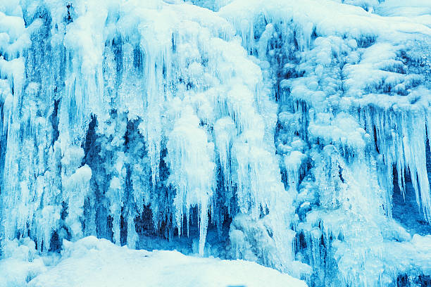 冷凍滝のブルー icicles - icicle ice textured arctic ストックフォトと画像