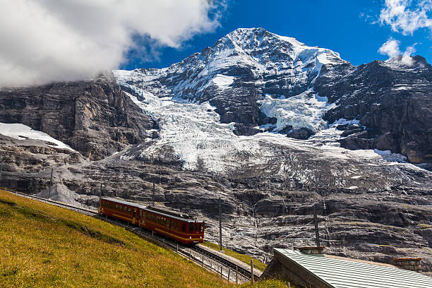 treno di corsa sotto il monte mönch e eiger ghiacciaio - jungfraujoch jungfrau bernese oberland monch foto e immagini stock