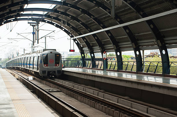 metro de nova deli - arrival departure board travel business travel people traveling imagens e fotografias de stock