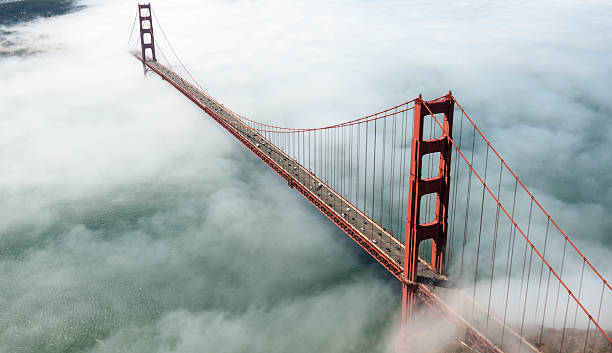 le golden gate bridge de san francisco depuis avion - bridge golden gate bridge cloud san francisco bay photos et images de collection