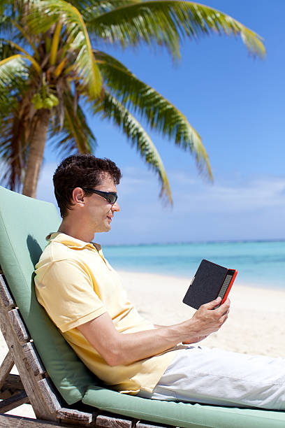 man リーティング - reading beach e reader men ストックフォトと画像