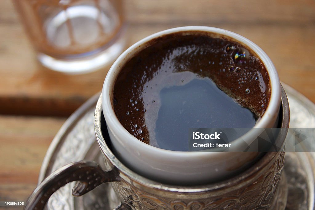Tradycyjne turecki kawa, autentyczny miedzi i filiżanką kawy - Zbiór zdjęć royalty-free (Aluminium)