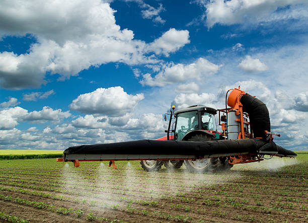 spruzzare soia campo di primavera con incredibile panorama di nuvole - spraying agriculture farm herbicide foto e immagini stock