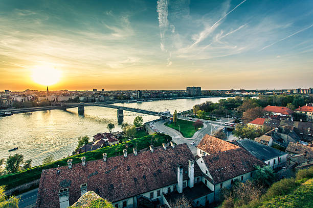 paisaje de la ciudad desde de novi triste - serbia fotografías e imágenes de stock