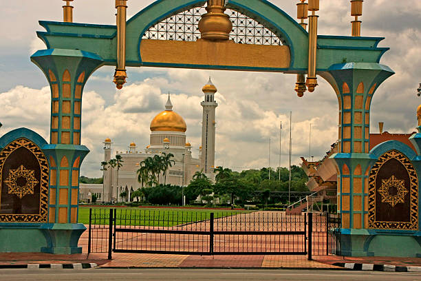 istock Sultan Omar Ali Saifudding Mosque, Bandar Seri Begawan, Brunei 493881671