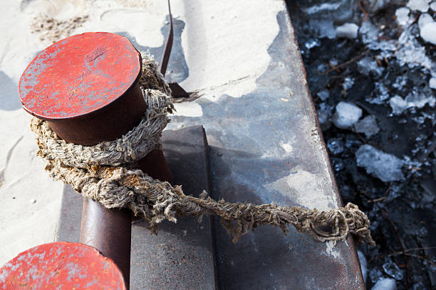 close-up de amarração corda em nó final amarrado com cerca de cunho - moored nautical equipment circle rope - fotografias e filmes do acervo
