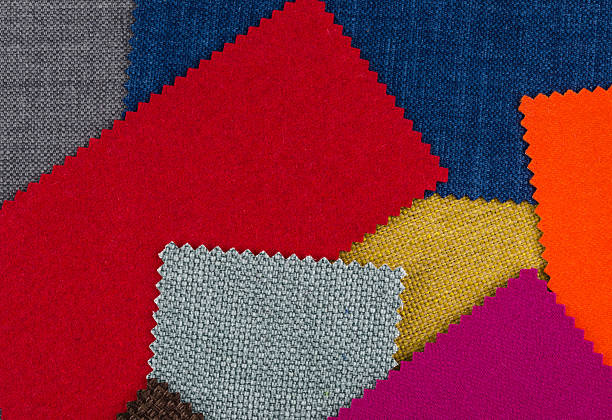 amas de renforts en textile coloré - patch textile stack heap photos et images de collection