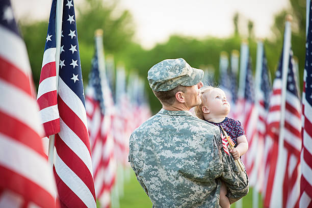 amerykański żołnierz z córka - military flag zdjęcia i obrazy z banku zdjęć
