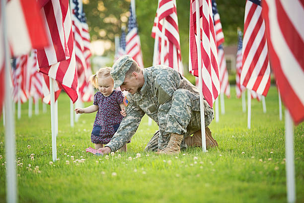 amerykański żołnierz z córka - baby military armed forces us memorial day zdjęcia i obrazy z banku zdjęć