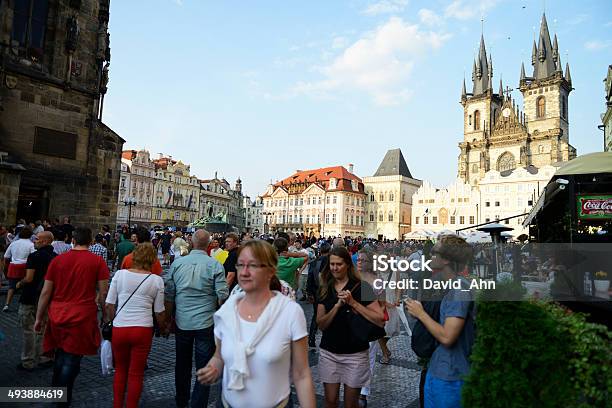 Turisti In Piazza Della Città Vecchia Di Praga - Fotografie stock e altre immagini di Acciottolato - Acciottolato, Ambientazione esterna, Architettura